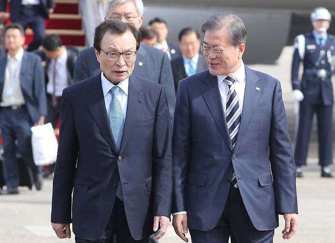 2019년 9월 당시 미국 일정을 마치고 귀국한 문재인 대통령이 서울공항에서 이해찬 더불어민주당 대표와 이동하고 있다. ⓒ연합뉴스