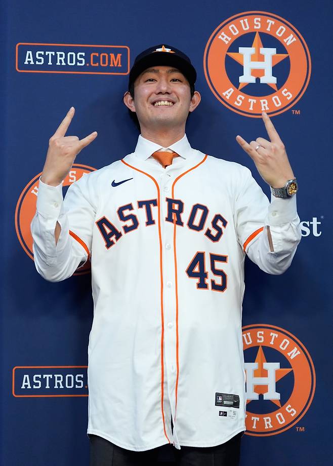 휴스턴의 일본인 투수 이마이가 MLB 데뷔 첫해 팀의 2선발로 4점대 ERA를 기록할 것이란 전망이 나왔다. 휴스턴 입단식 당시 이마이. AP뉴시스