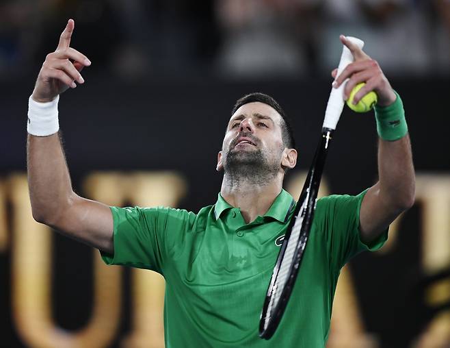 노박 조코비치가 24일(한국시간) 호주 멜버른에서 열린 2026 호주오픈 테니스 대회 7일째 남자 단식 3회전에서 보틱 판더잔출프(75위·네덜란드)를 상대로 3-0 승리를 확정 지은 뒤 세리머니를 하고 있다. 멜버른｜신화 뉴시스