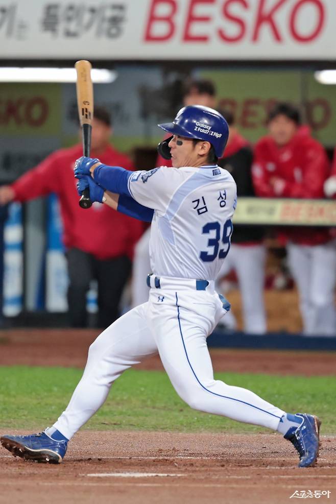 삼성이 25일 연봉 재계약 대상자 68명과 연봉 계약을 마쳤다. 인상률(158.3%), 인상액(1억3000만 원) 모두 팀 내 2위를 기록한 김성윤은 2026시즌 2억 원의 연봉을 받는다. 뉴시스