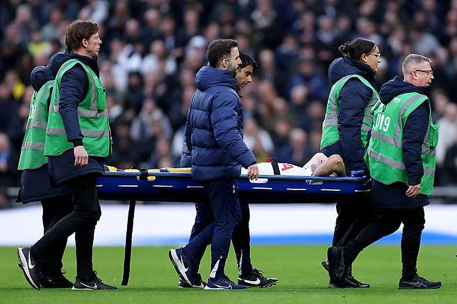 부상으로 들것에 실린 채 그라운드를 떠나는 벤 데이비스 | 게티이미지코리아 제공