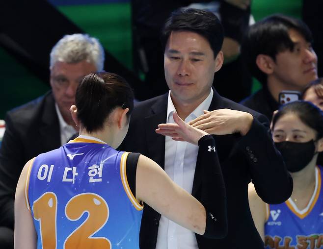 25일 강원 춘천시 호반체육관에서 열린 프로배구 ‘진에어 2025∼2026 V-리그 올스타전’에서 흥국생명 이다현이 강성형 감독과 최근 화제가 된 ‘굿 굿바이’ 세리머니를 하고 있다. 연합뉴스