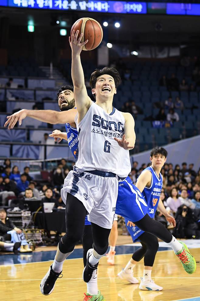 프로농구 고양 소노 이정현이 25일 서울 삼성과의 원정 경기 도중 골 밑 슛을 쏘고 있다. KBL 제공