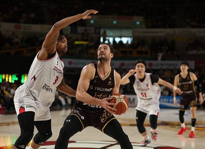 LG 아셈 마레이(가운데)가 25일 경남 창원체육관에서 열린 2025-2026 LG전자 프로농구 정규리그 안양 정관장 레드부스터스의 수비를 뚫고 있다.  연합뉴스