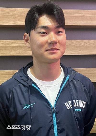 NC 김주원이 24일 인천공항에서 인터뷰하고 있다. 인천공항 | 김하진 기자