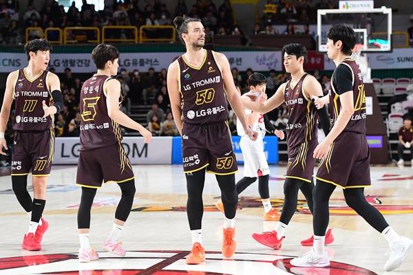 '마레이 활약' LG, 정관장 꺾고 2연승+선두 수성