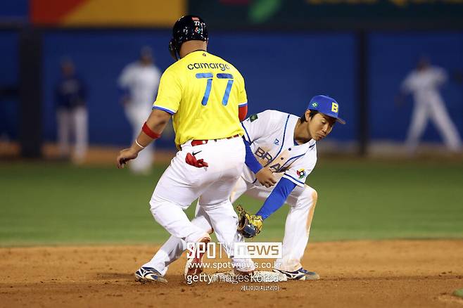 ▲ 현재 한신의 통역으로 일하고 있는 이토(오른쪽)는 지난해 3월 WBC 예선에서도 브라질 대표팀의 유격수로 활약했다