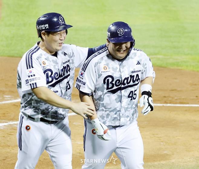 두산 6번타자 김기현이 10일 잠실구장에서 열리는 2025KBO리그 두산베어스와 LG트윈스 경기 2회말 1사 2루에서 순주영을 상대로 좌중월 2점홈런을 터트린 후 홈인하고 있다. /사진=강영조 선임기자