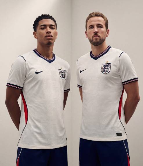 주드 벨링엄(왼쪽)과 해리 케인이 잉글랜드 축구대표팀의 새 유니폼을 입은 가상의 모습. /사진=풋티 헤드라인 갈무리
