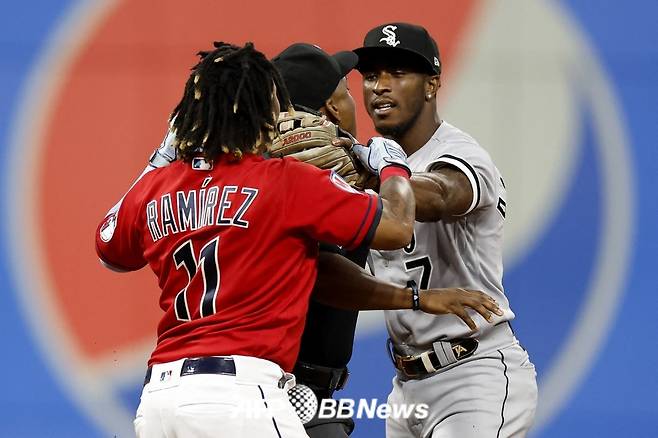 클리블랜드 가디언스 호세 라미레즈(왼쪽)가 시카고 화이트삭스 팀 앤더슨과 지난 2023년 8월 6일(한국 시각) 경기 도중 언쟁을 벌이고 있다. /AFPBBNews=뉴스1