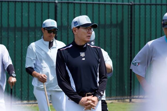 KT 이강철 감독(가운데)이 25일(한국시간) 호주 질롱 베이스볼센터에서 열린 2026 스프링캠프 훈련을 앞두고 선수들에게 이야기하고 있다. /사진=KT 위즈 제공