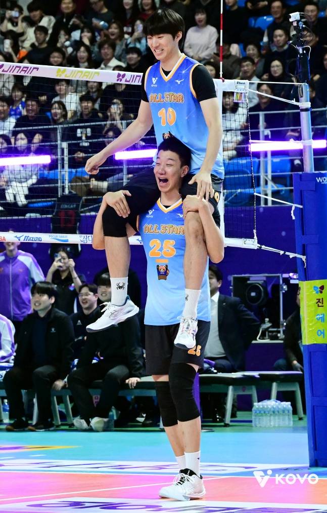 신영석(아래)이 김진영을 목마 태우고 있다. /사진=KOVO 제공