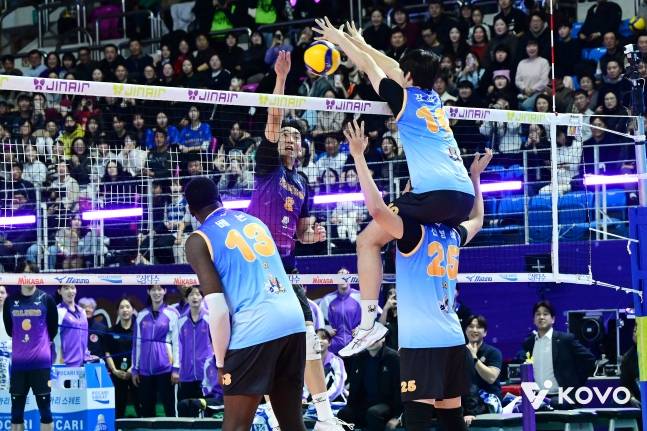 신영석(오른쪽 아래)과 김진영이 높은 블로킹 벽으로 상대 공격을 막아내고 있다. /사진=KOVO 제공