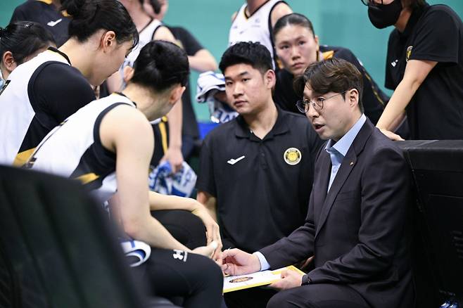 김완수(오른쪽 아래) KB스타즈 감독이 25일 오후 4시 부천체육관에서 열린 BNK금융 2025~2026 여자프로농구 정규리그 4라운드 경기 중 작전 지시하고 있다. /사진=WKBL 제공