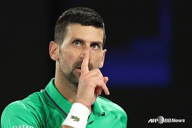 노바크 조코비치가 지난 24일(한국시간) 호주 멜버른에서 열린 호주오픈 테니스 대회 남자 단식 3회전에서 '쉿' 제스처를 취하고 있다. /AFPBBNews=뉴스1