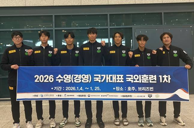 25일 귀국한 김효열 총감독(왼쪽부터), 김준우, 이호준, 양재훈, 김우민, 김민섭, 최승일 트레이너. /사진=대한수영연맹