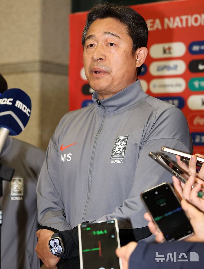 이민성 한국 U-23 대표팀 감독이 25일 인천국제공항 제1여객터미널으로 귀국해 취재진의 질문에 답하고 있다. /사진=뉴시스