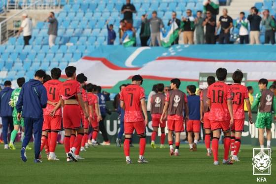 13일 사우디아라비아 리야드에서 열린 우즈베키스탄과의 2026 AFC U-23 아시안컵 패배 후 아쉬워하고 있는 U-23 대표팀 선수들. /사진=대한축구협회 제공