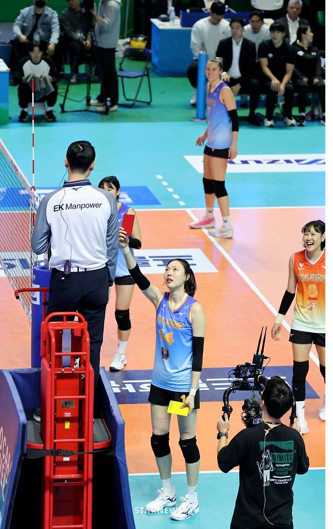 [카메라톡스]'송인석 주심에 레드카드, 판정은 심판 마음대로' 양효진의 무소불위 권력행사