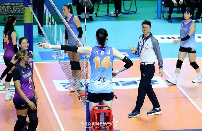 [카메라톡스]'송인석 주심에 레드카드, 판정은 심판 마음대로' 양효진의 무소불위 권력행사