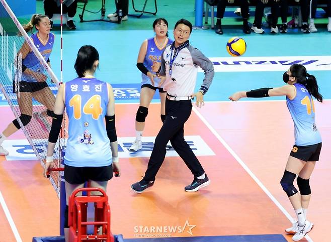 [카메라톡스]'송인석 주심에 레드카드, 판정은 심판 마음대로' 양효진의 무소불위 권력행사