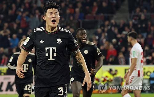 '괴물 수비수' 김민재의 잉글리시 프리미어리그(EPL) 입성이 초읽기에 들어갔다. 명문 구단 첼시가 김민재 영입을 위해 본격적인 움직임을 보이면서 올겨울 김민재가 푸른 유니폼을 입을 가능성이 제기되고 있다. 첼시는 이미 김민재 측에 관심을 공식적으로 전달했으며, 뮌헨 역시 선수의 의사에 따라 협상에 나설 수 있다는 입장인 것으로 알려졌다. 연합뉴스