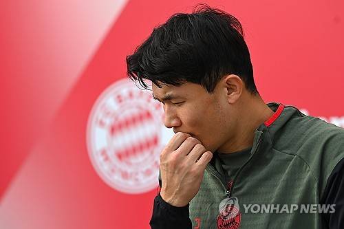 '괴물 수비수' 김민재의 잉글리시 프리미어리그(EPL) 입성이 초읽기에 들어갔다. 명문 구단 첼시가 김민재 영입을 위해 본격적인 움직임을 보이면서 올겨울 김민재가 푸른 유니폼을 입을 가능성이 제기되고 있다. 첼시는 이미 김민재 측에 관심을 공식적으로 전달했으며, 뮌헨 역시 선수의 의사에 따라 협상에 나설 수 있다는 입장인 것으로 알려졌다. 연합뉴스