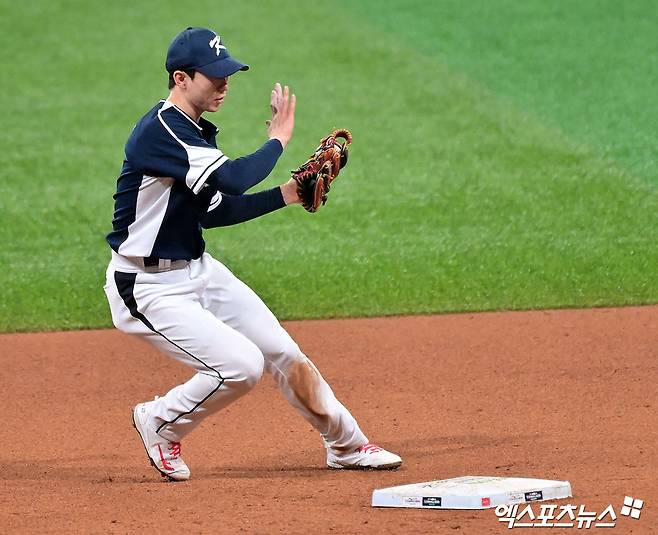 9일 오후 서울 구로구 고척스카이돔에서 열린 '2025 NAVER K-BASEBALL SERIES' 대한민국과 체코의 평가전 경기, 4회말 2사 1루 대한민국 박성한이 체코 포스피실의 타구를 잡아 신델카를 포스아웃 시키고 있다. 엑스포츠뉴스 DB