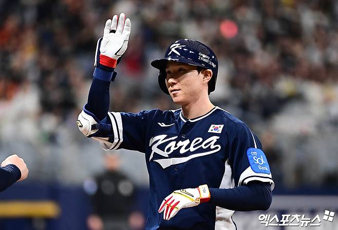 9일 오후 서울 구로구 고척스카이돔에서 열린 '2025 NAVER K-BASEBALL SERIES' 대한민국과 체코의 야구대표팀 평가전 경기, 2회초 2사 한국 박성한이 안타를 친 뒤 세리머니를 하고 있다. 엑스포츠뉴스 DB