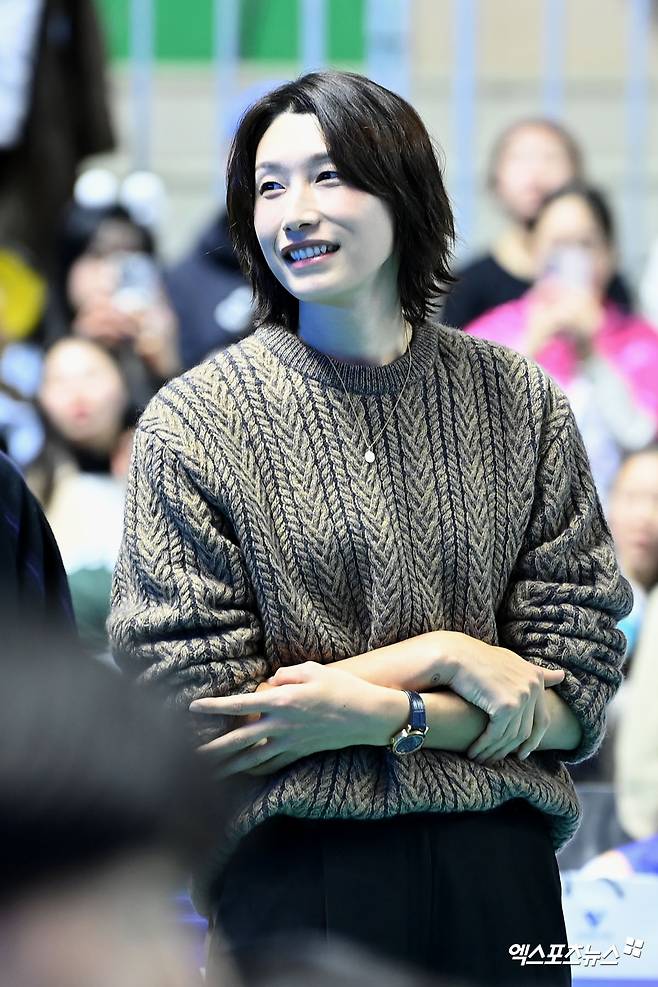 김연경이 25일 강원도 춘천의 호반체육관에서 열린 진에어 2025-2026 V리그 올스타전에 참석, 공로상을 수상했다. 사진 고아라 기자