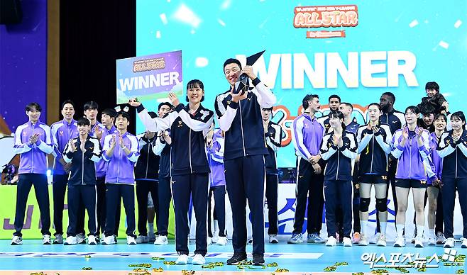 25일 강원도 춘천 호반체육관에서 열린 진에어 2025-2026 V리그 올스타전에서 승리팀 K-STAR 선수들이 세리머니를 펼치고 있다. 사진 고아라 기자