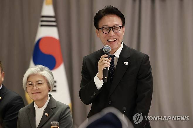 김민석 국무총리, 워싱턴 한인 동포간담회 (서울=연합뉴스) 김민석 국무총리가 22일(현지시간) 미국 워싱턴DC 콘래드호텔에서 워싱턴 한인 동포와 간담회를 하고 있다. 2026.1.23 [국무총리실 제공. 재판매 및 DB 금지] photo@yna.co.kr