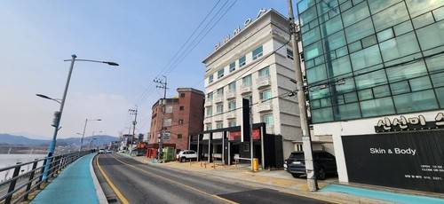 청년공간으로 리모델링 추진 중인 옛 모텔(가운데) 건물 [양평군 제공]