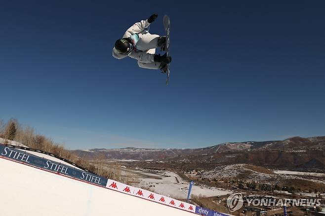 최가온의 지난해 1월 하프파이프 연기 모습 [게티이미지/AFP=연합뉴스 자료사진]