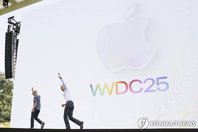 세계개발자대회(WWDC) 무대에서 참석자들에 인사하는 애플 크레이그 페더리기 수석부사장과 팀 쿡 최고경영자(CEO) 애플의 인공지능(AI) 신중론을 주도한 것으로 알려진 크레이그 페더리기 수석부사장(오른쪽)과 팀 쿡 최고경영자(CEO)가 지난 2025년 6월 개최한 세계개발자대회(WWDC) 무대에서 참석자들에 인사하고 있다. [EPA=연합뉴스 자료사진]
