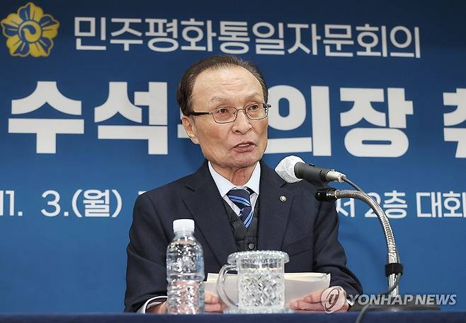 이해찬 전 총리 위독…베트남 출장중 심근경색으로 한때 심정지 (서울=연합뉴스) 베트남 출장 중이던 이해찬 민주평화통일자문회의 수석부의장이 23일 현지에서 건강이 급격히 악화해 위독한 상태다.
    병원 이송 과정에서 심정지도 있었지만 지금은 호흡이 돌아온 것으로 전해졌다. 현지 심장 전문 의료진은 심근경색 진단을 내리고 이 부의장에게 스텐트를 삽입하는 시술을 시행했다. 
    이에  이재명 대통령은 조정식 정무특보를 현지에 급파하기로 했다. 
    사진은 지난해 11월 제22기 민주평화통일자문회의 수석부의장 취임식에서 취임사를 하는 이해찬 전 총리. 2026.1.23 [연합뉴스 자료사진] photo@yna.co.kr