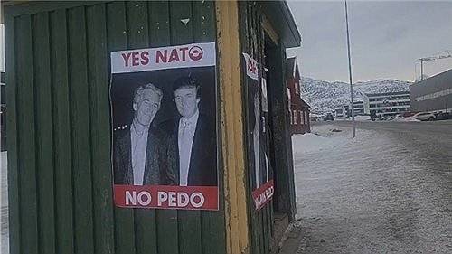 누크 버스 정류장에 붙은 반 트럼프 포스터 (누크=연합뉴스) 현윤경 특파원 = 24일 누크의 한 건물 외벽에 미성년 성착취범 엡스타인과 나란히 찍은 젊은 시절의 트럼프 대통령 포스터가 붙어있다. 2026.1.25 ykhyun14@yna.co.kr