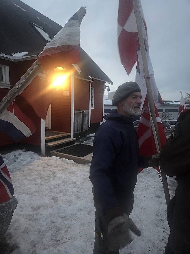미국 영사관 앞에서 시위를 펼치는 그린란드 주민 옌스 (누크=연합뉴스) 현윤경 특파원 = 24일 그린란드 누크의 미국 영사관 앞에서 옌스 켈드센 씨가 시위를 하고 있다. 2026.1.25 ykhyun14@yna.co.kr