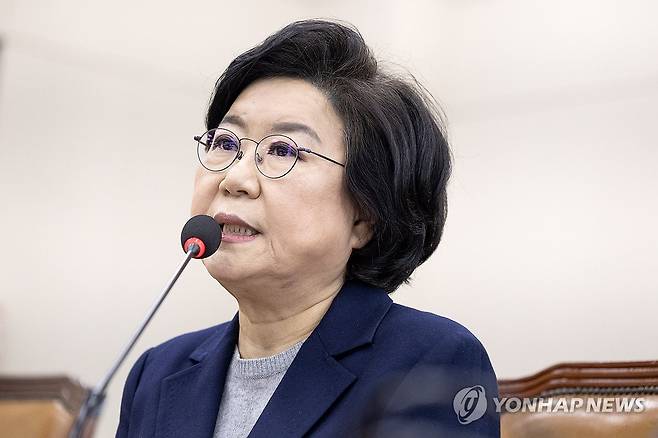 질의 답변하는 이혜훈 기획예산처 장관 후보자 (서울=연합뉴스) 이동해 기자 = 이혜훈 기획예산처 장관 후보자가 23일 국회 재정경제기획위원회에서 열린 인사청문회에서 의원 질의에 답변하고 있다. 2026.1.23 [공동취재] eastsea@yna.co.kr