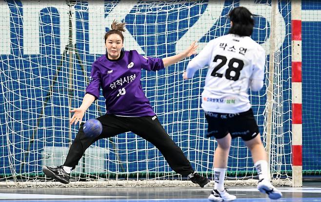 25일 인천시청과 경기에서 상대 슈팅을 막아내는 삼척시청 박새영 골키퍼. [한국핸드볼연맹 제공. 재판매 및 DB 금지]