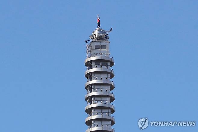 보호장비 하나없이 목숨걸고…타이베이 101 등반 성공한 미국인 (AP=연합뉴스) 미국인 등반가 알렉스 혼널드가 25일(현지시간) 세계 최고층 빌딩 중 하나인 대만 타이베이 101 꼭대기에 올라선 모습. 2026.1.25