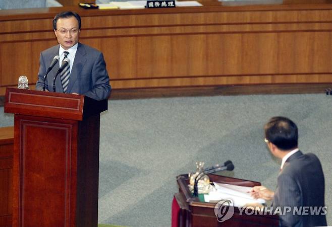 한나라당 홍준표 의원 대정부질문에 답변하는 이해찬 총리 [연합뉴스 자료사진]