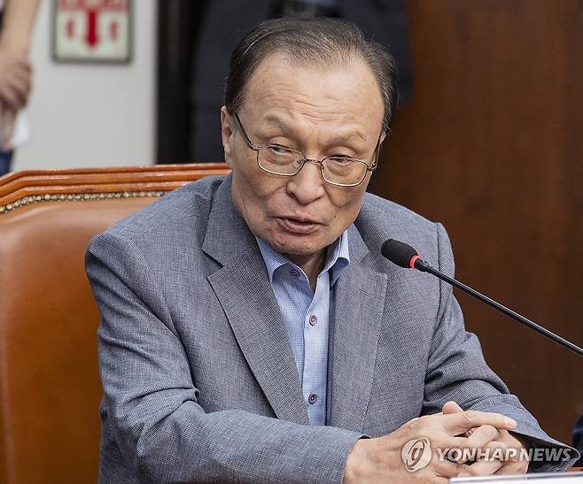 정청래 대표와 만나 발언하는 이해찬 전 국무총리 (서울=연합뉴스) 황광모 기자 = 더불어민주당 상임고문인 이해찬 전 국무총리가 12일 국회에서 열린 상임고문단 간담회에서 정청래 대표를 만나 발언하고 있다. 2025.8.12 hkmpooh@yna.co.kr