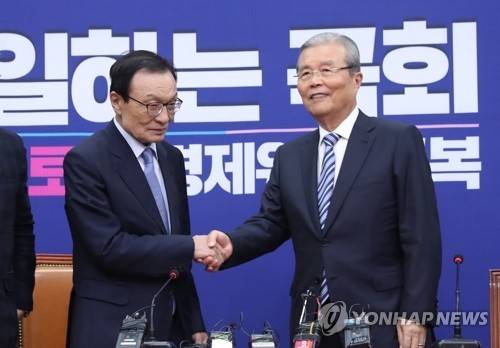 이해찬 수석부의장(좌)과 김종인 전 비상대책위원장 [연합뉴스 자료사진]