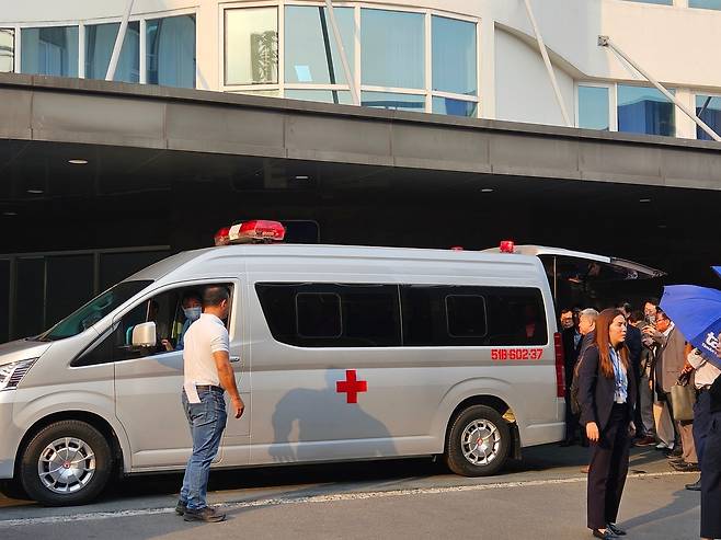 한국 이송을 위해 옮겨지는 이해찬 전 총리 시신 (호찌민=연합뉴스) 박진형 특파원 = 25일(현지시간) 베트남 호찌민시 떰아인 종합병원에서 별세한 이해찬 민주평화통일자문회의 수석부의장의 시신이 구급차편으로 인근 군 병원으로 이송되고 있다.