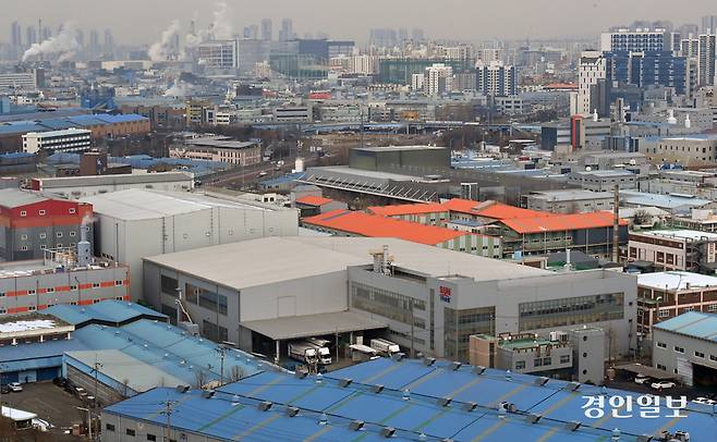 준공된 지 30년 이상 지난 인천 노후산단들은 편의점·식당 등을 설치할 수 있는 편의시설용지 면적이 매우 부족하다. 26일 오전 인천 미추홀구 주안국가산업단지에 위치한 공장들이 가동되고 있는 모습. 2026.1.26 /김용국기자 yong@kyeongin.com