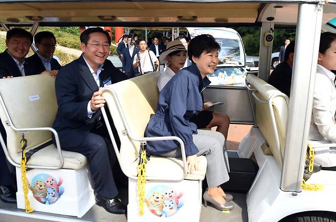 ▲2016년8월18일 오후 인천 월미공원을 방문한 박근혜 대통령이 유정복(뒤쪽부터) 인천시장과 물범카를 타고 월미전망대로 향하고 있다. /인천사진공동취재단