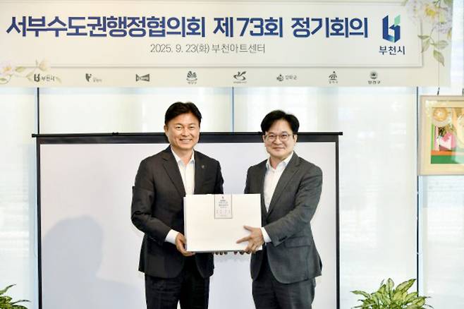 ▲ 지난해 9월 제73회 서부수도권행정협의회에서 김병수 시장(오른쪽)과 조용익 부천시장이 김포공항 주변 지역의 규제로 인한 지역발전 문제를 해결해달라는 건의안을 정부에 제출했다. /사진제공=김포시