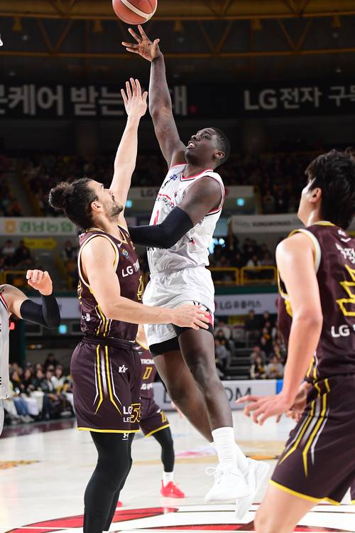 25일 경남 창원체육관에서 열린 프로농구 정규리그 창원 LG와의 경기서 안양 정관장의 조니 오브라이언트가 슛을 시도하고 있다. 사진=KBL