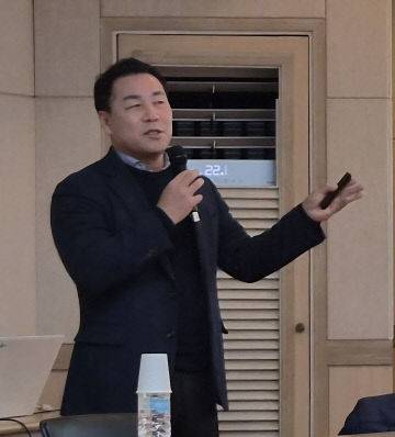 차재권 부경대 교수(국민통합포럼 공동대표)가 지역통합의 논의 현황과 성공요건에 대해 발제하고 있다.